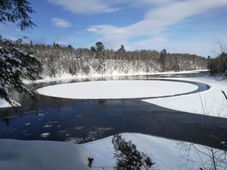 2021-L'eau qui nous entoure par Julie Beaudin05-02L'eau qui nous entoure par Julie Beaudin L'eau qui nous entoure Julie Beaudin_SI
